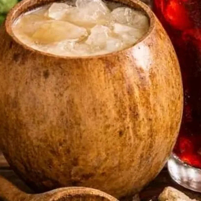 Boisson au baobab servie sur glace dans une calebasse, avec de la pulpe séchée